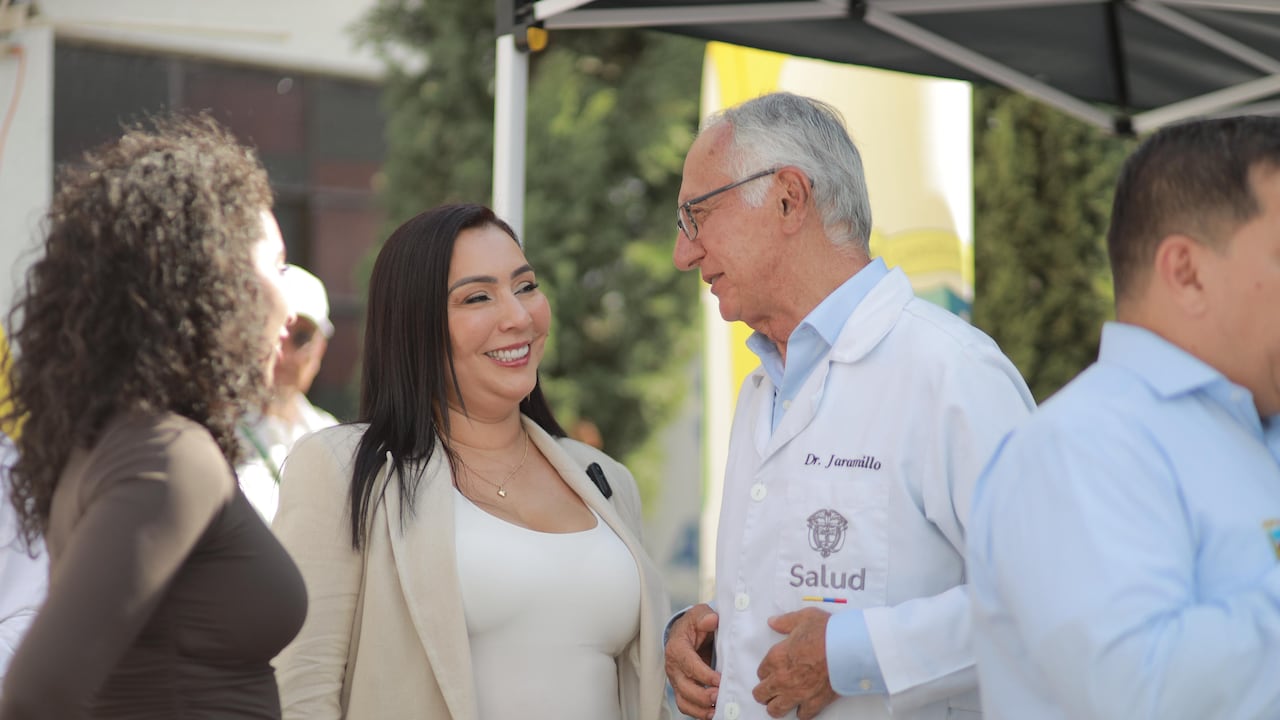 Gessica Vallejo, alcaldesa de Candelaria, y el ministro de Salud, Guillermo Jaramillo.