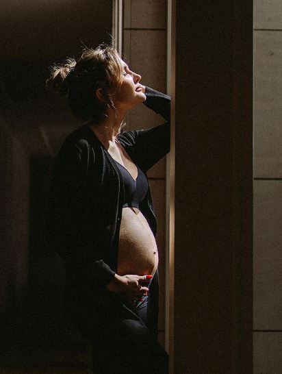 La argentina muestra con orgullo su barriga