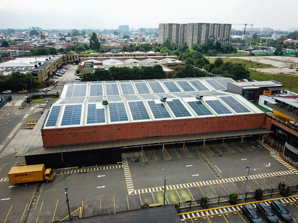 DHL Express invierte más de 500 mil euros en 846 paneles solares en su centro de operaciones de Bogotá