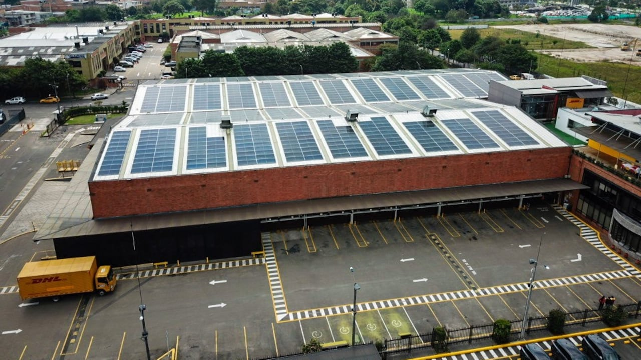 DHL Express invierte más de 500 mil euros en 846 paneles solares en su centro de operaciones de Bogotá