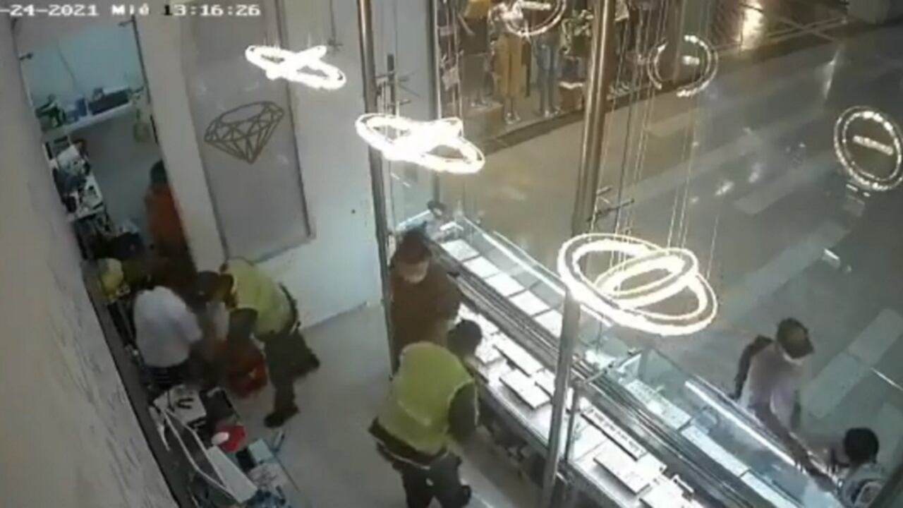 Barranquilla: Delincuentes robaron una joyería disfrazados de policías