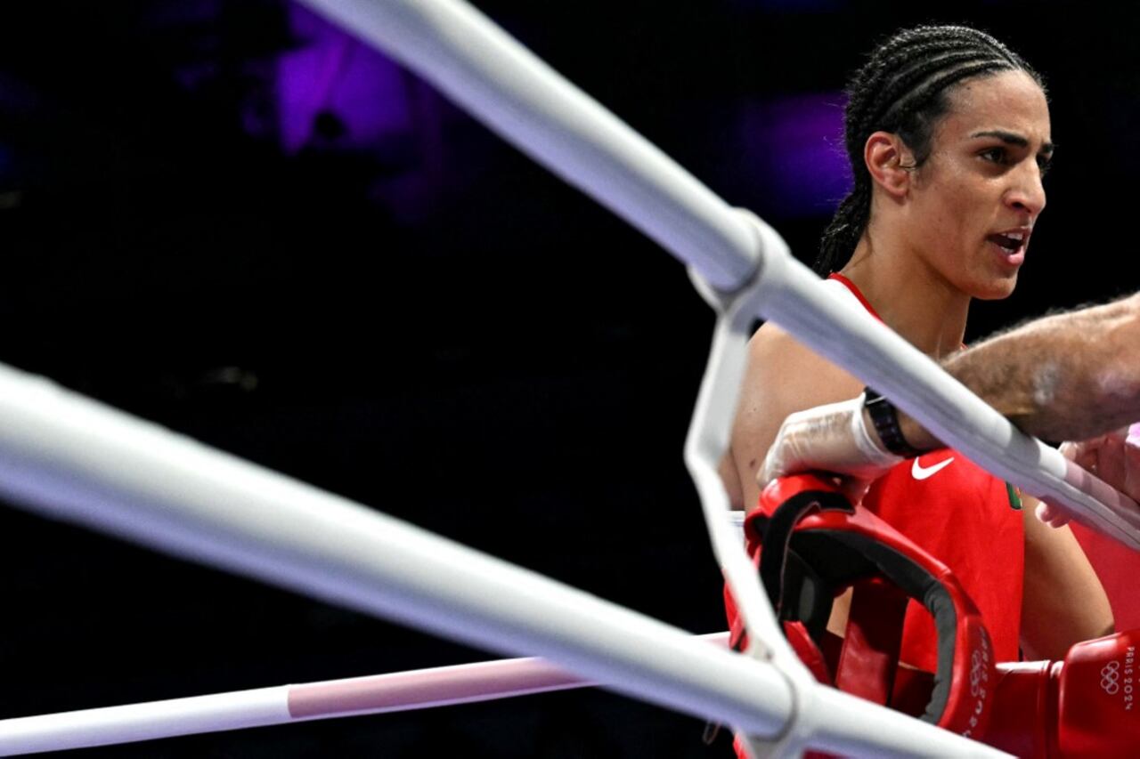 Imane Khelif, de Argelia, observa durante su ronda preliminar femenina de 66 kg de octavos de final de boxeo contra la italiana Angela Carini durante los Juegos Olímpicos de París 2024 en el North Paris Arena, en Villepinte, el 1 de agosto de 2024. (Foto de MOHD RASFAN / AFP)