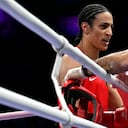 Imane Khelif, de Argelia, observa durante su ronda preliminar femenina de 66 kg de octavos de final de boxeo contra la italiana Angela Carini durante los Juegos Olímpicos de París 2024 en el North Paris Arena, en Villepinte, el 1 de agosto de 2024. (Foto de MOHD RASFAN / AFP)