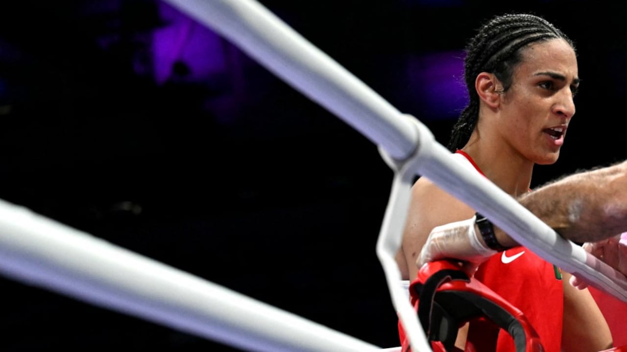Imane Khelif, de Argelia, observa durante su ronda preliminar femenina de 66 kg de octavos de final de boxeo contra la italiana Angela Carini durante los Juegos Olímpicos de París 2024 en el North Paris Arena, en Villepinte, el 1 de agosto de 2024. (Foto de MOHD RASFAN / AFP)