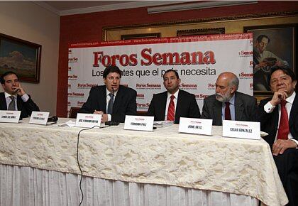 Expertos y funcionarios de la Alcaldía presentaron sus puntos de vista sobre el Sistema Integrado de Transporte Público en Bogotá durante un foro organizado por la revista Semana y moderado por José Fernando Hoyos, editor de Bogotá en este medio. 