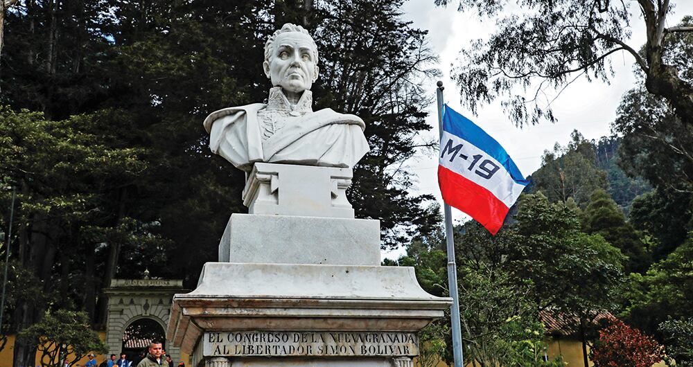 Los simpatizantes del M-19 pusieron una bandera de ese grupo al lado del busto de Simón Bolívar.
