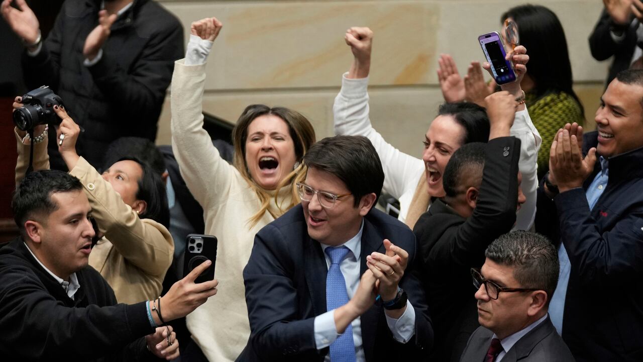 ARCHIVO - Miguel Uribe Turbay (centro, con corbata azul), senador colombiano y candidato presidencial por el partido derechista Centro Democrático, celebra tras votar en contra de un referéndum de reforma laboral propuesto por el gobierno, en Bogotá, Colombia, el 14 de mayo de 2025. (Foto AP/Fernando Vergara, Archivo)