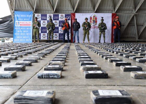 El material incautado fue trasladado hasta Buenaventura - Valle del Cauca, donde funcionarios del Cuerpo Técnico de Investigación de la Fiscalía General - CTI, realizaron la Prueba de Identificación Homologada – PIPH, certificando que se trataba de 1.456 kilogramos de clorhidrato de cocaína y seis kilogramos de marihuana.