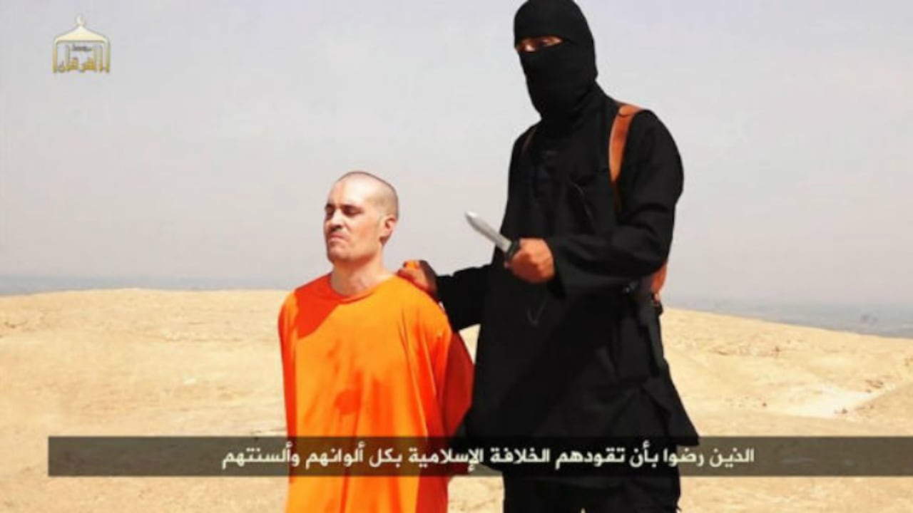 El periodista estadounidense James Foley (izq), secuestrado por yihadistas del Estado Islámico hace dos años.