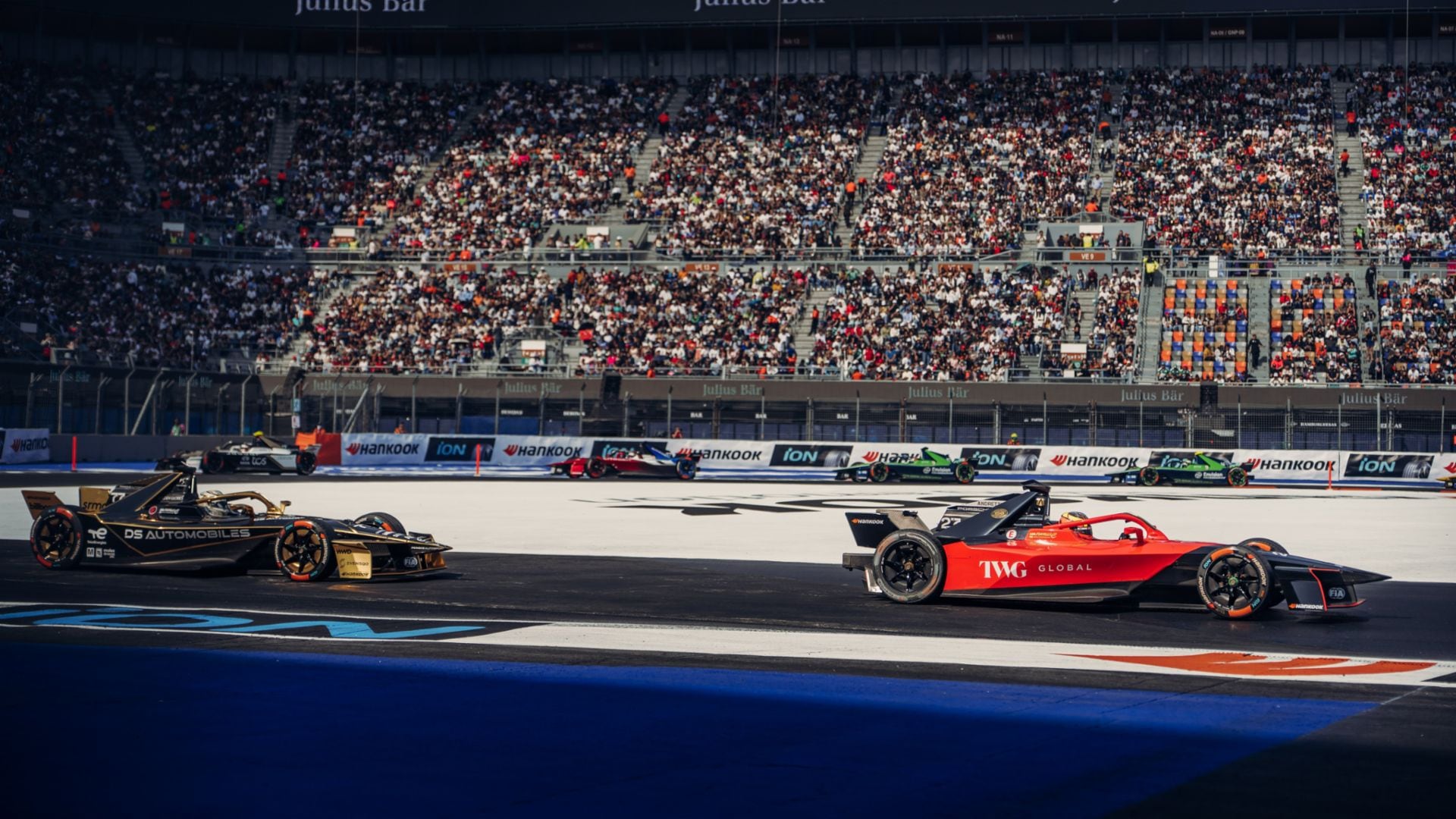 Los vehículos del Porsche Fórmula E  Team lideraron durante gran parte de la carrera.