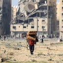 Habitantes en el sur de la franja de Gaza llevan algunas de sus pertenencias mientras huyen de sus hogares después de un ataque israelí, el 2 de diciembre de 2023.