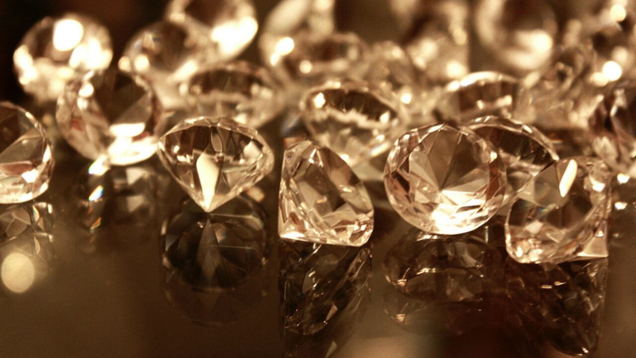 De los diamantes se evalúa su corte, color, claridad y peso en quilates.