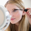 Las pestañas procuran el cuidado de los ojos.