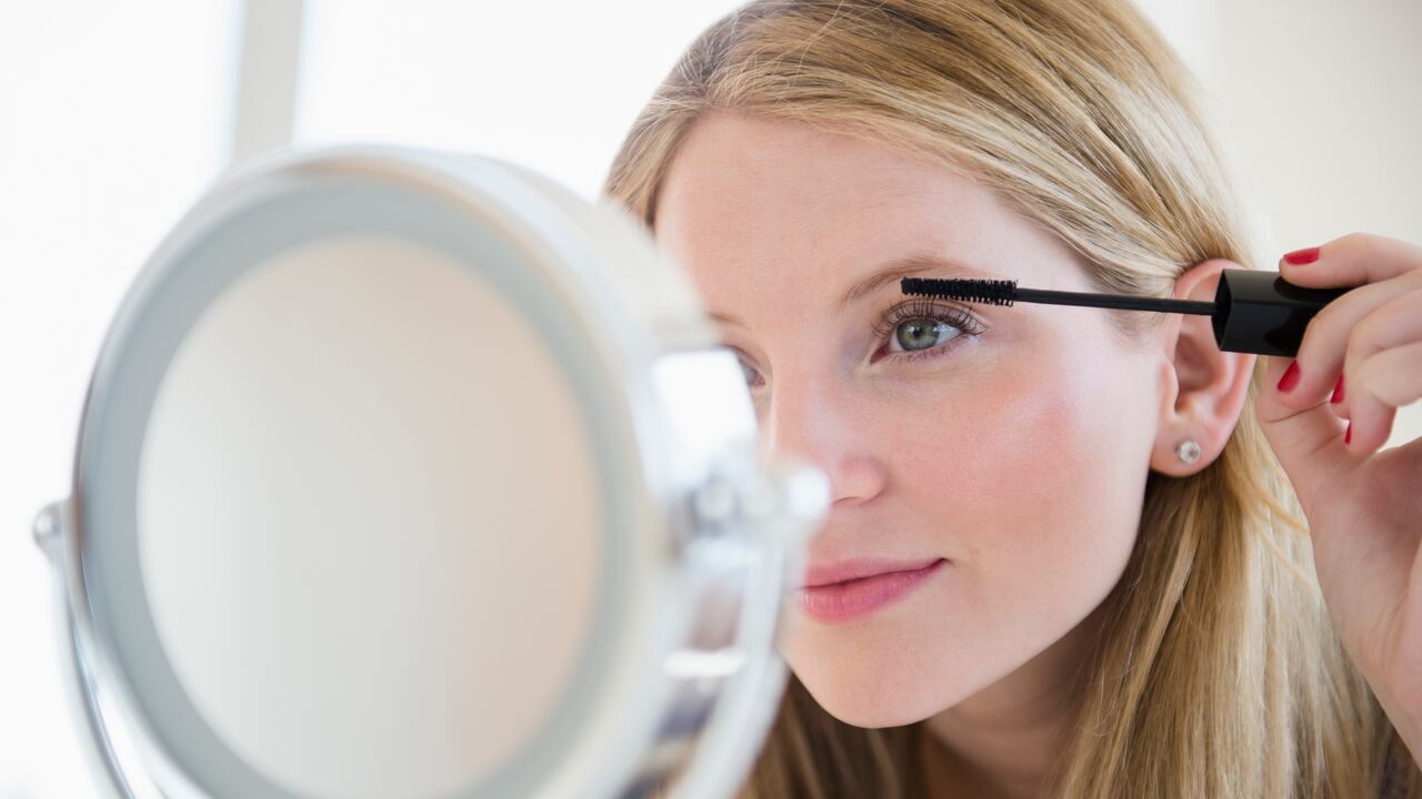 Las pestañas procuran el cuidado de los ojos.