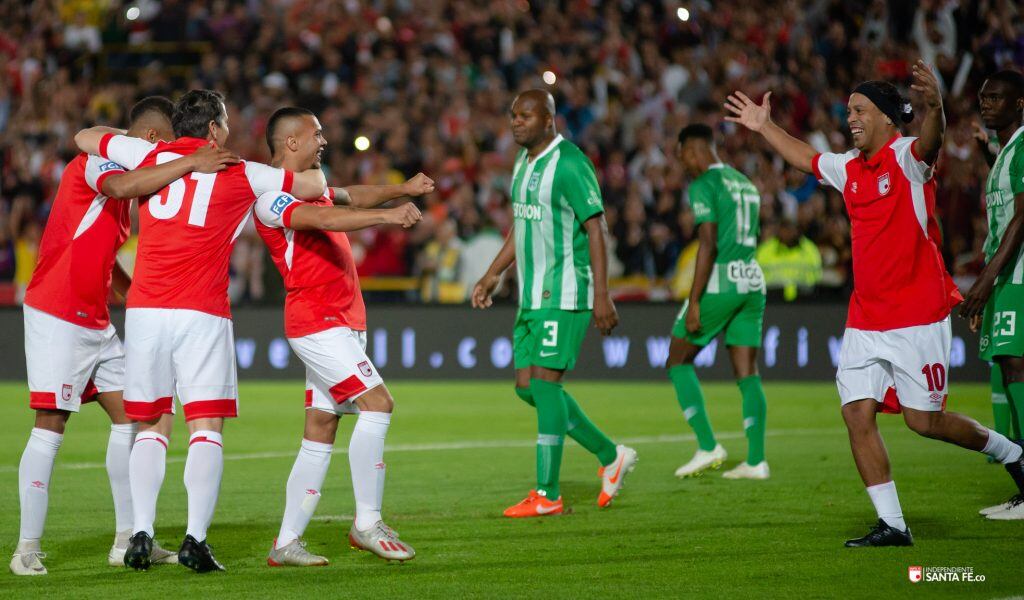 Camilo Charria celebrando con Ronaldinho en el partido homenaje de Santa Fe vs. Nacional