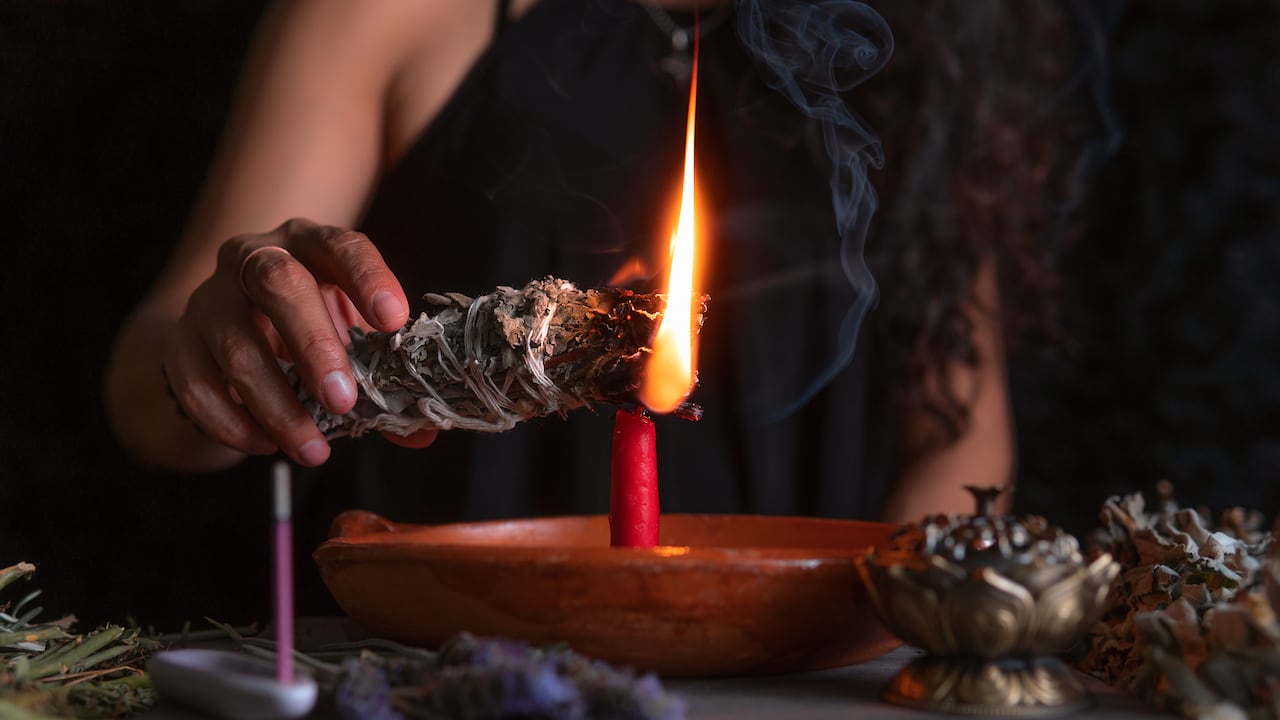 brujería velas, tabaco con pistolas
