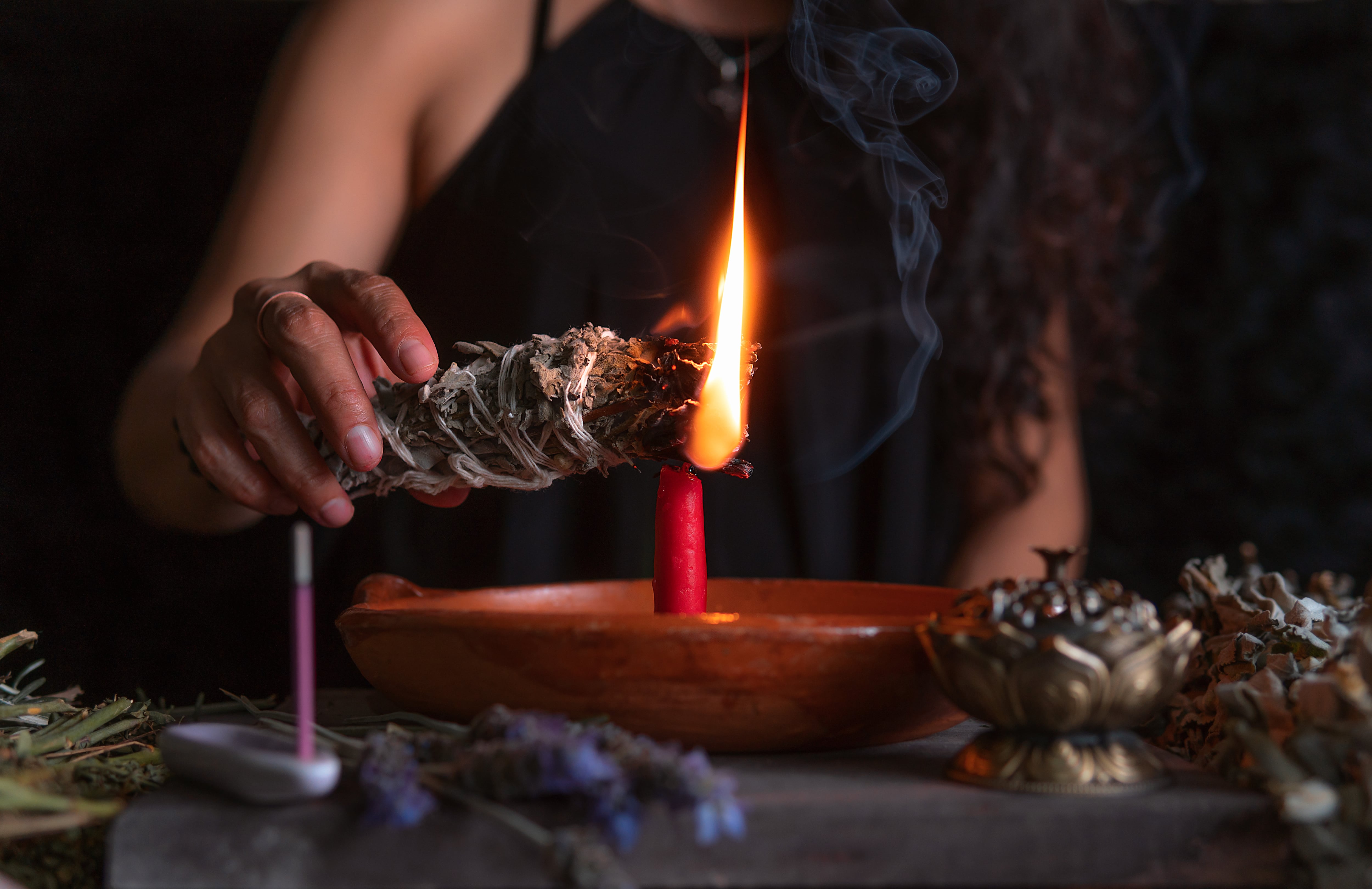 brujería velas, tabaco con pistolas