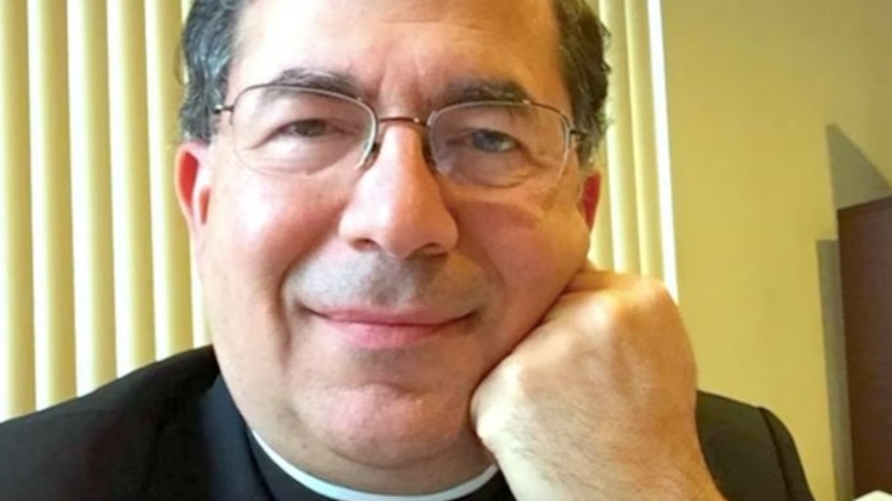 Aunque el sacerdote Frank Pavone fue expulsado de esa actividad a finales de 2022 por el Vaticano por “comunicaciones blasfemas en redes sociales” y “desobediencia persistente” a su obispo, este martes se conoció que además es investigador por incurrir presuntamente en acoso sexual.