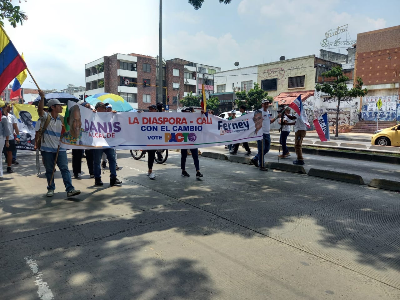 Manifestantes se acercan al punto de encuentro en Cali