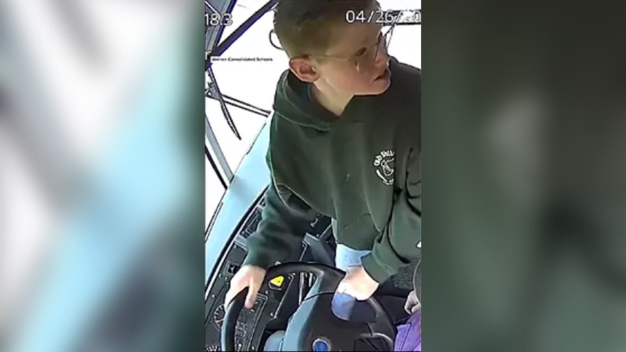 En un video publicado por las autoridades se ve a Reeves tomando el control del volante, presionando lentamente los frenos y luego gritando a los otros pasajeros: “Alguien llame al 911. Ahora. Alguien debería llamar al 911. ¡No me importa! ¡Alguien llame al 911!”.