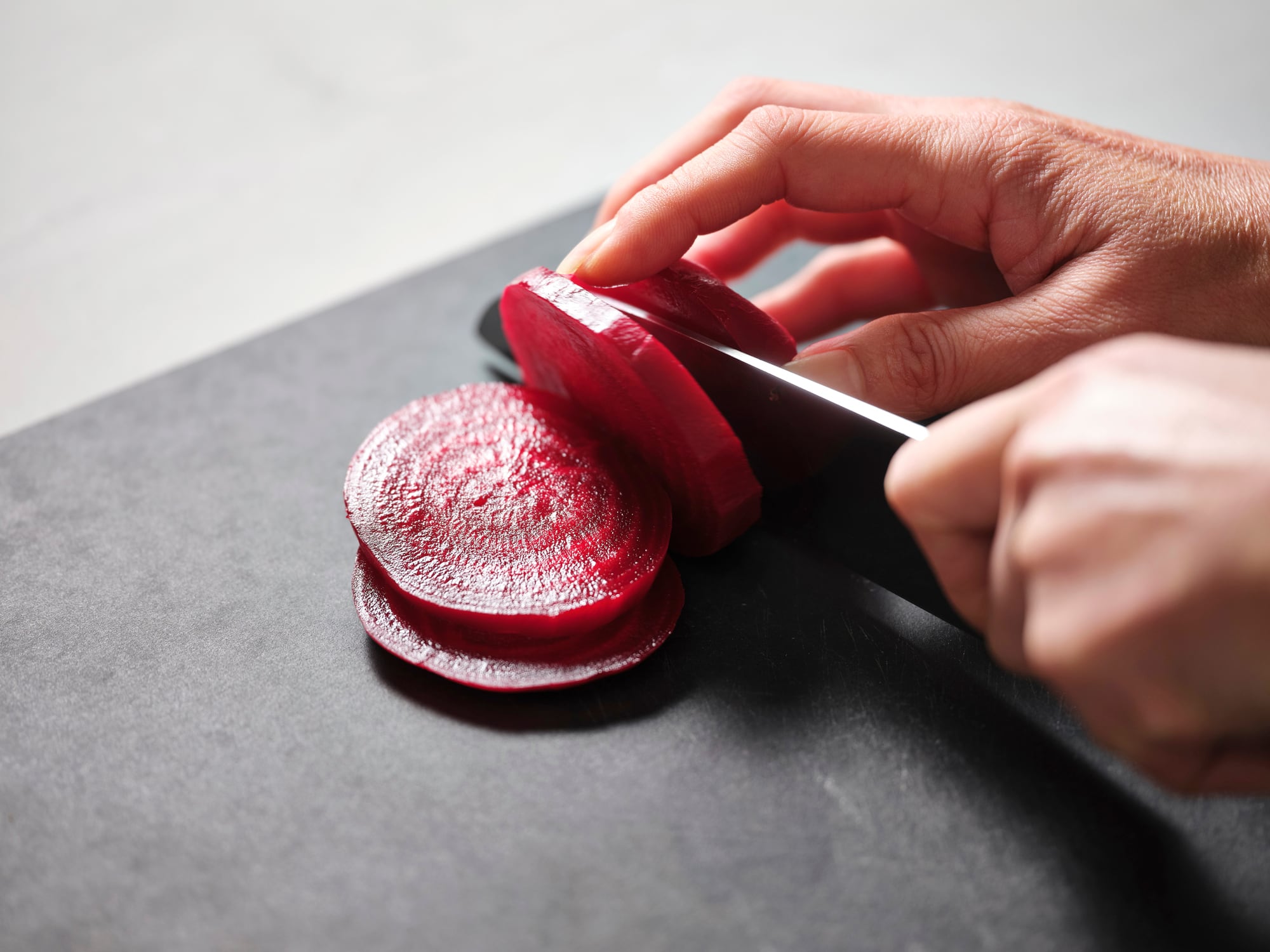 ¿Cuál es la mejor manera de consumir el jugo de remolacha para promover la salud hepática y reducir la presión arterial?