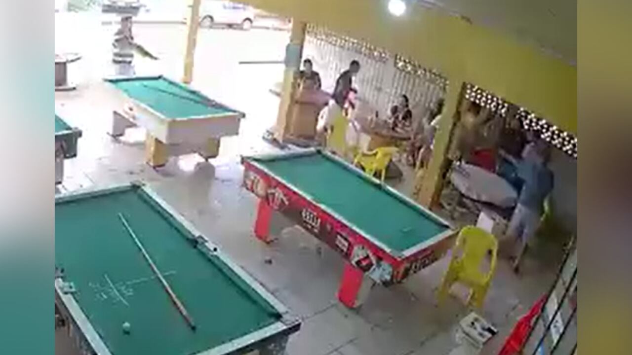 Dos personas perdieron chico de billar, y ante las burlas de los ganadores terminaron arremetiendo con armas de fuego.