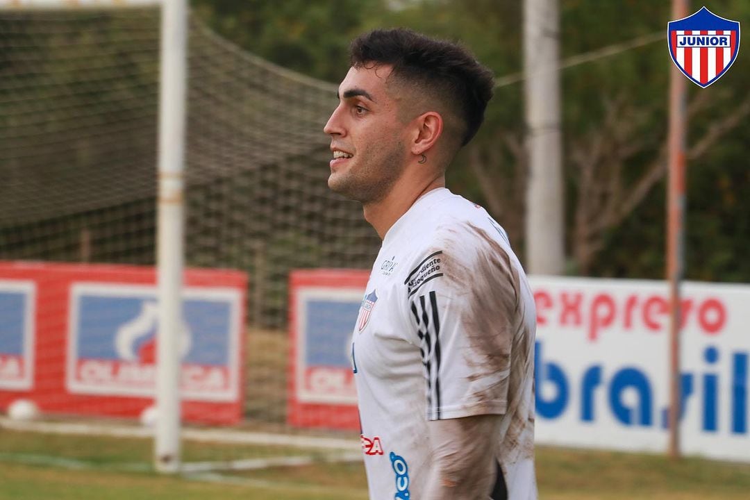 Santiago Mele en una práctica con Junior.