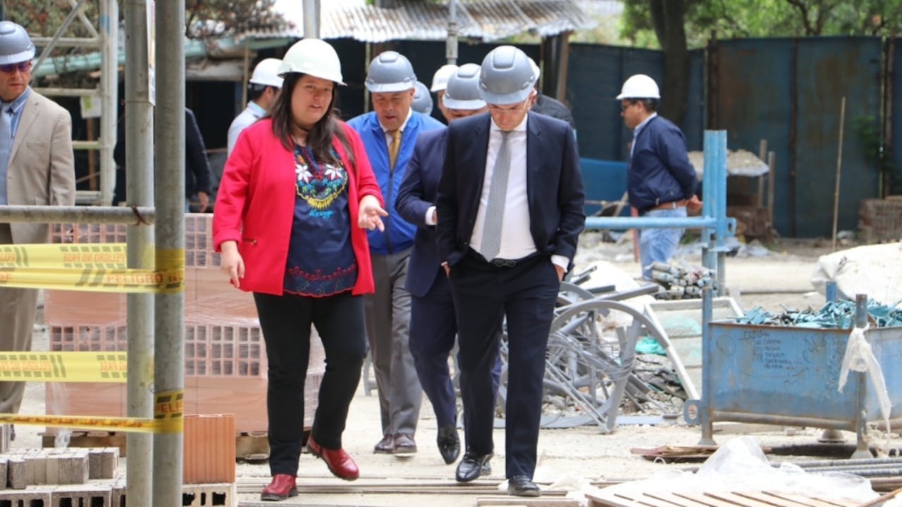 En el 2022, la Contraloría de Bogotá causó beneficios del control fiscal por $413.886 millones para la ciudad. Imagen de referencia de las visitas que el propio contralor de Bogotá, Julián Ruiz, adelantó en algunas de las obras inconclusas durante el año anterior.