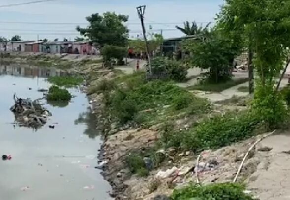 Los menores jugaban en el agua lluvia cuando los arrastró la corriente