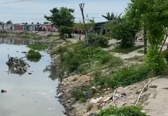 Los menores jugaban en el agua lluvia cuando los arrastró la corriente