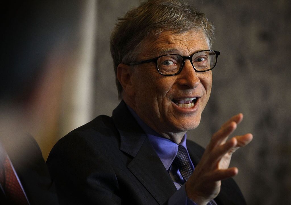 En sus últimas reflexiones, Bill Gates ha señalado que, a medida que la inteligencia artificial se expande, solo tres trabajos serán capaces de resistir su impacto en el futuro laboral.