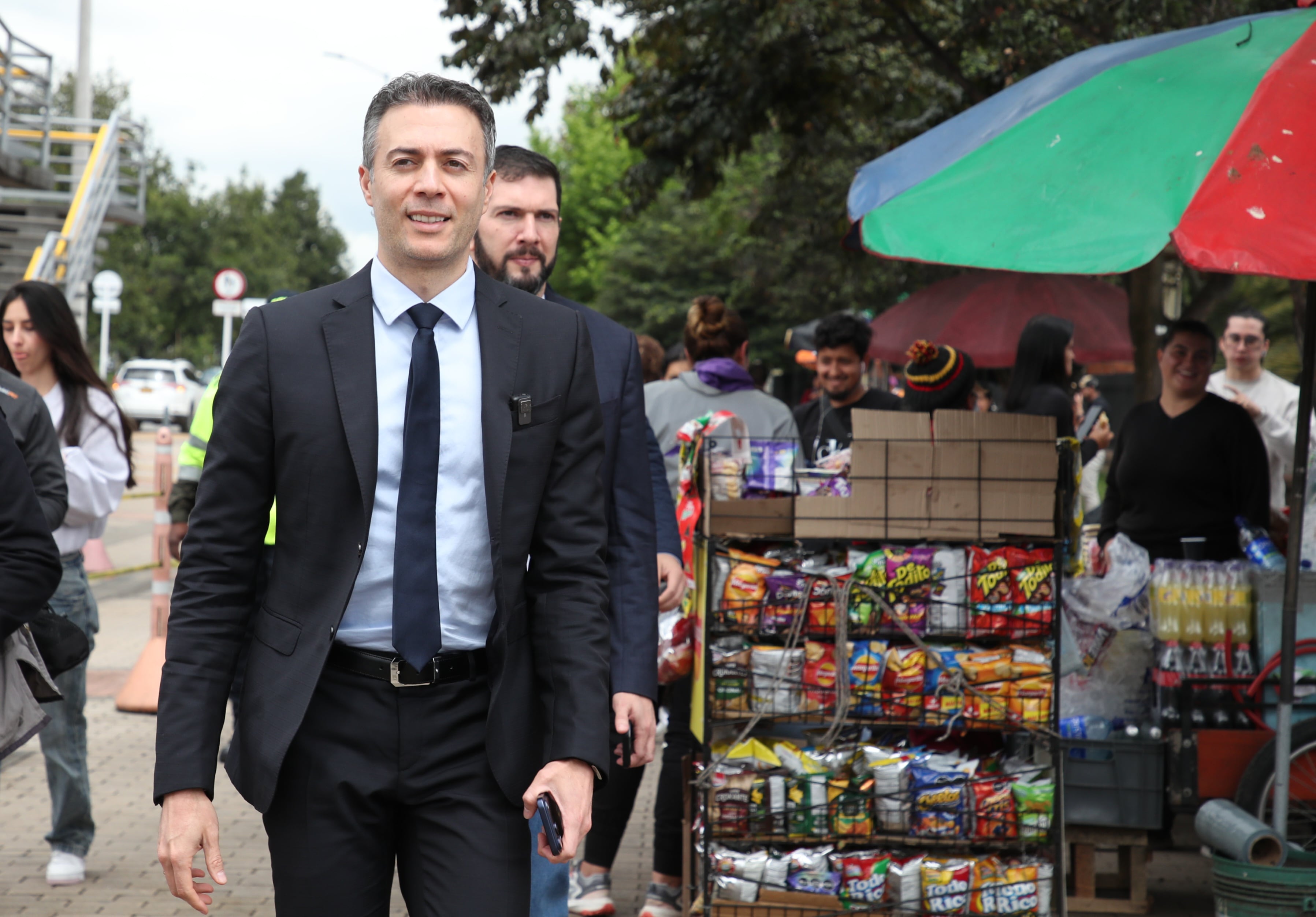 Rueda de prensa del precandidato Daniel Quintero en la entrada principal de la Registraduría Nacional del Estado Civil.