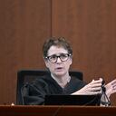 La jueza Penney Azcarate habla durante una audiencia en el juzgado de circuito del condado de Fairfax en Fairfax, Virginia, el 3 de mayo de 2022.