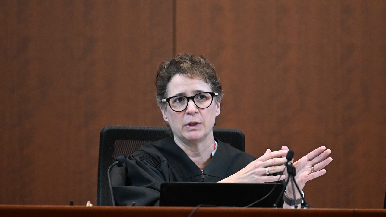 La jueza Penney Azcarate habla durante una audiencia en el juzgado de circuito del condado de Fairfax en Fairfax, Virginia, el 3 de mayo de 2022.