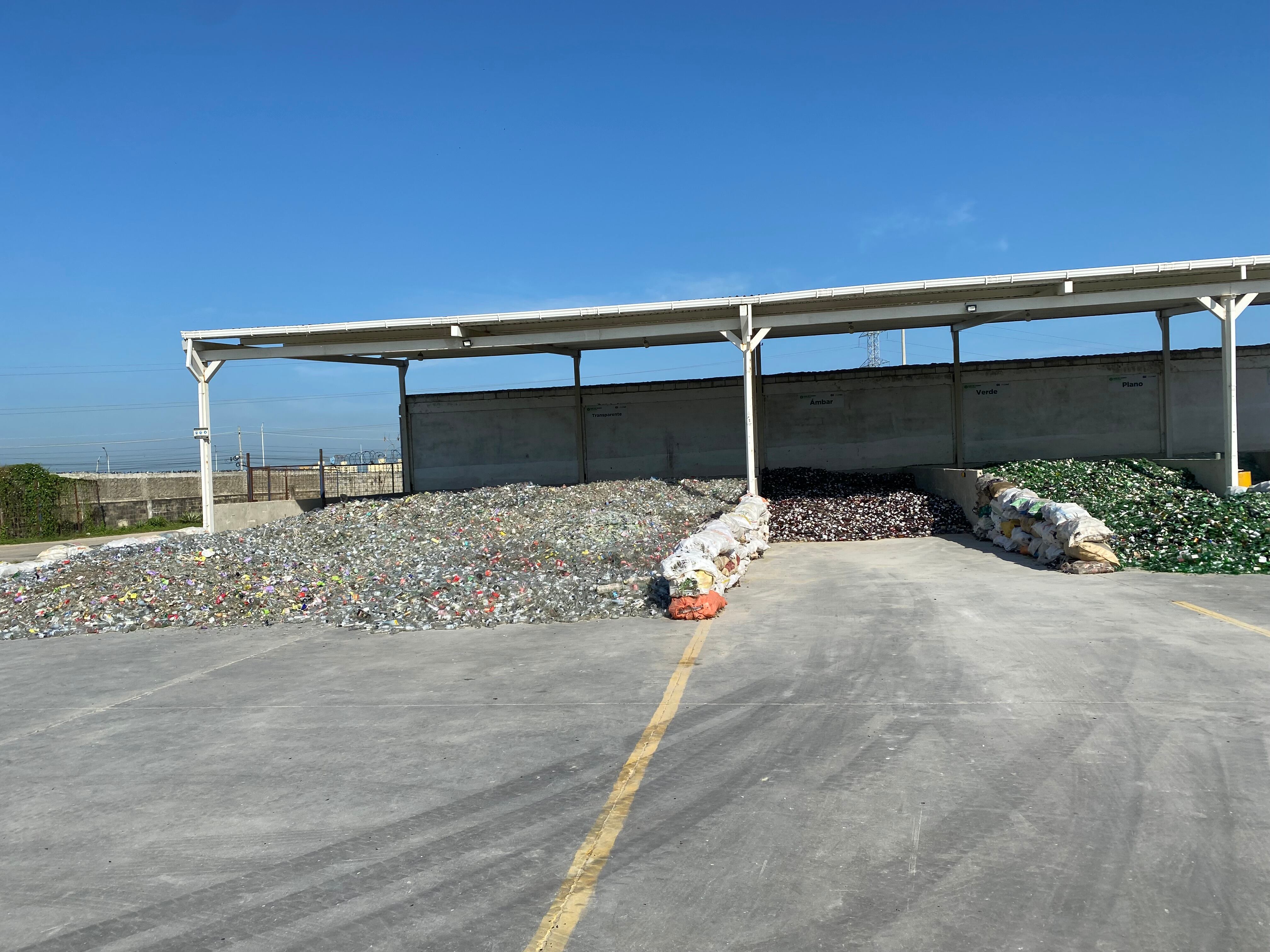 O-I Peldar cuenta con cuatro puntos de compra directa de vidrio reciclado ubicados en Zipaquirá, Girardota, Barranquilla y Yumbo.