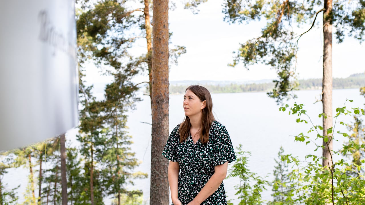 La sobreviviente de la masacre de Utøya,
Astrid Eide Hoem, frente a un memorial donde el extremista Anders Behring Breivik mató 69 de sus 77 víctimas en 2011. Foto Petter BERNTSEN / AFP
