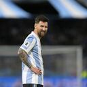 El delantero #10 de Argentina Lionel Messi observa durante el partido de fútbol de las eliminatorias sudamericanas para la Copa Mundial de la FIFA 2026 entre Argentina y Perú en el estadio La Bombonera de Buenos Aires el 19 de noviembre de 2024.El delantero #10 de Argentina Lionel Messi observa durante el partido de fútbol de las eliminatorias sudamericanas para la Copa Mundial de la FIFA 2026 entre Argentina y Perú en el estadio La Bombonera de Buenos Aires el 19 de noviembre de 2024.