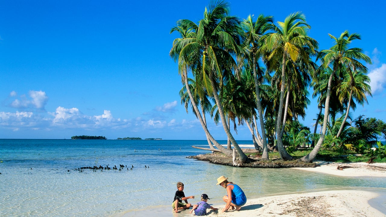 Familia jugando en la playa de Belice