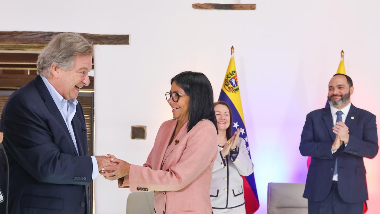 Jaime Gilinski y Delcy Rodríguez firmaron un acuerdo para desarrollar un campo petrolero en Venezuela.