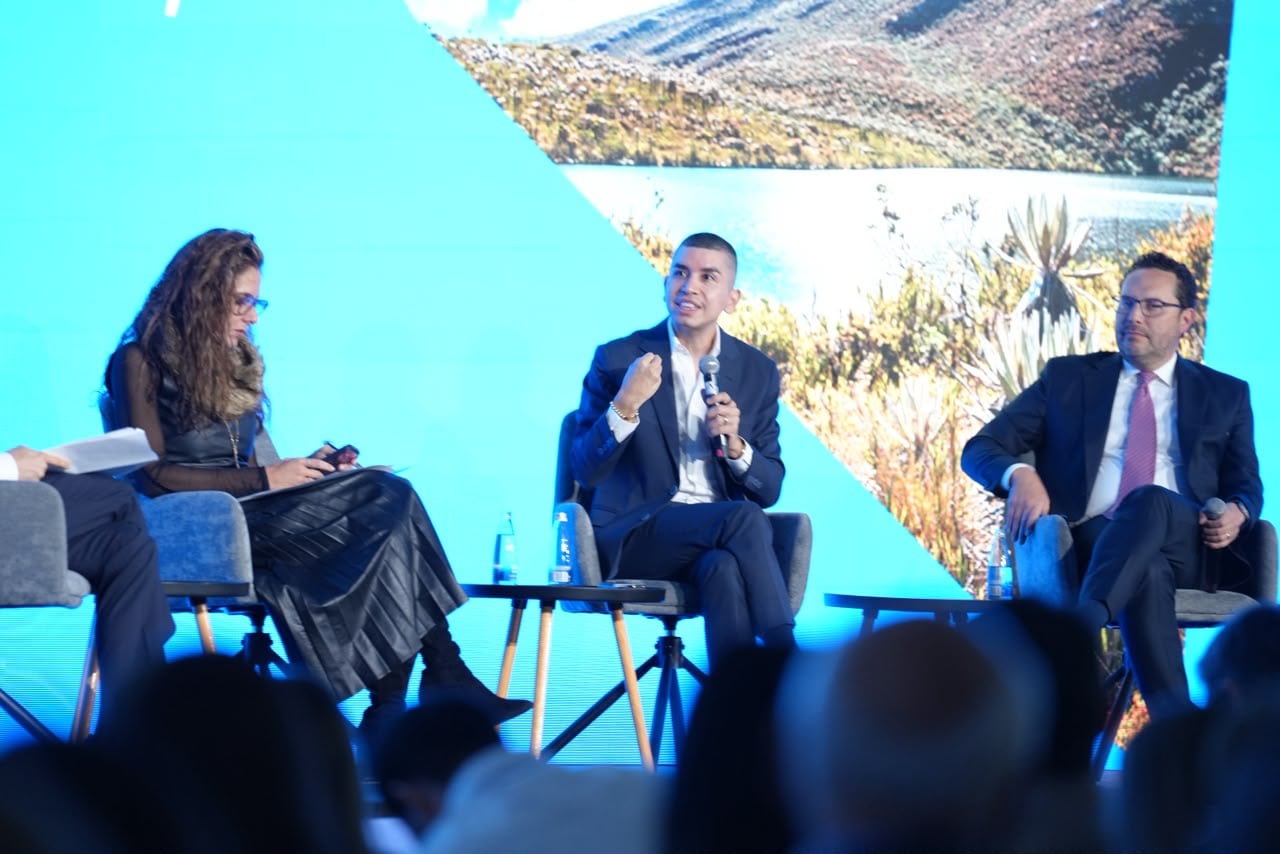 Dirigentes gremiales en el Investor Conference 2026 de Credicorp. De izq. a der. Natalia Gutiérrez, de Acolgen; Jonathan Malagón, de Asobancaria y Andrés Velasco, de Asofondos .