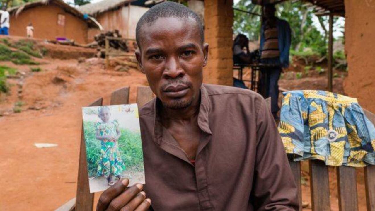 Abdula Libenge con una fotografía de su hija desaparecida. Foto: Benoit De Freine/BBC
