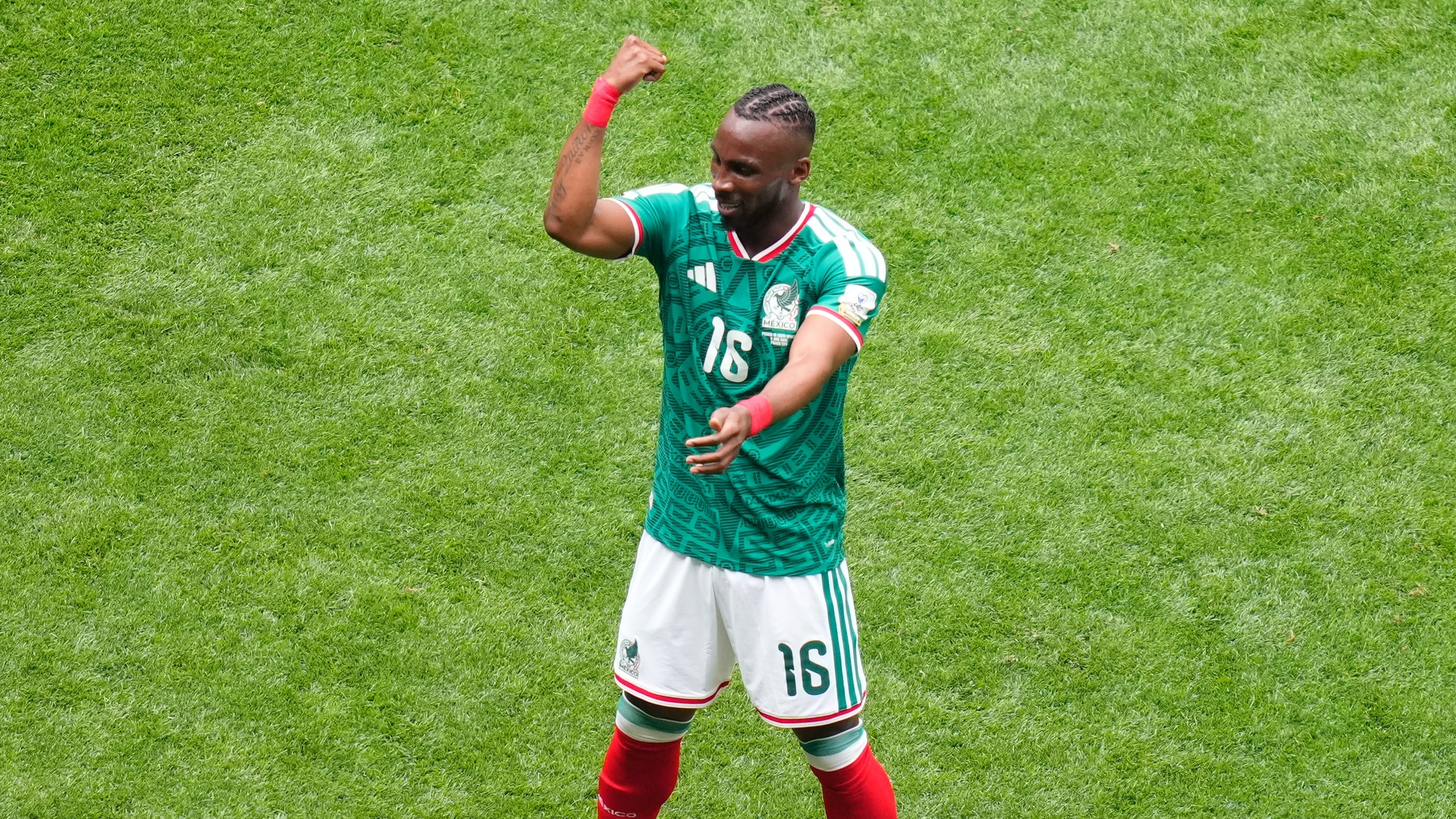 Julián Quiñones celebra el gol ante Sudáfrica.