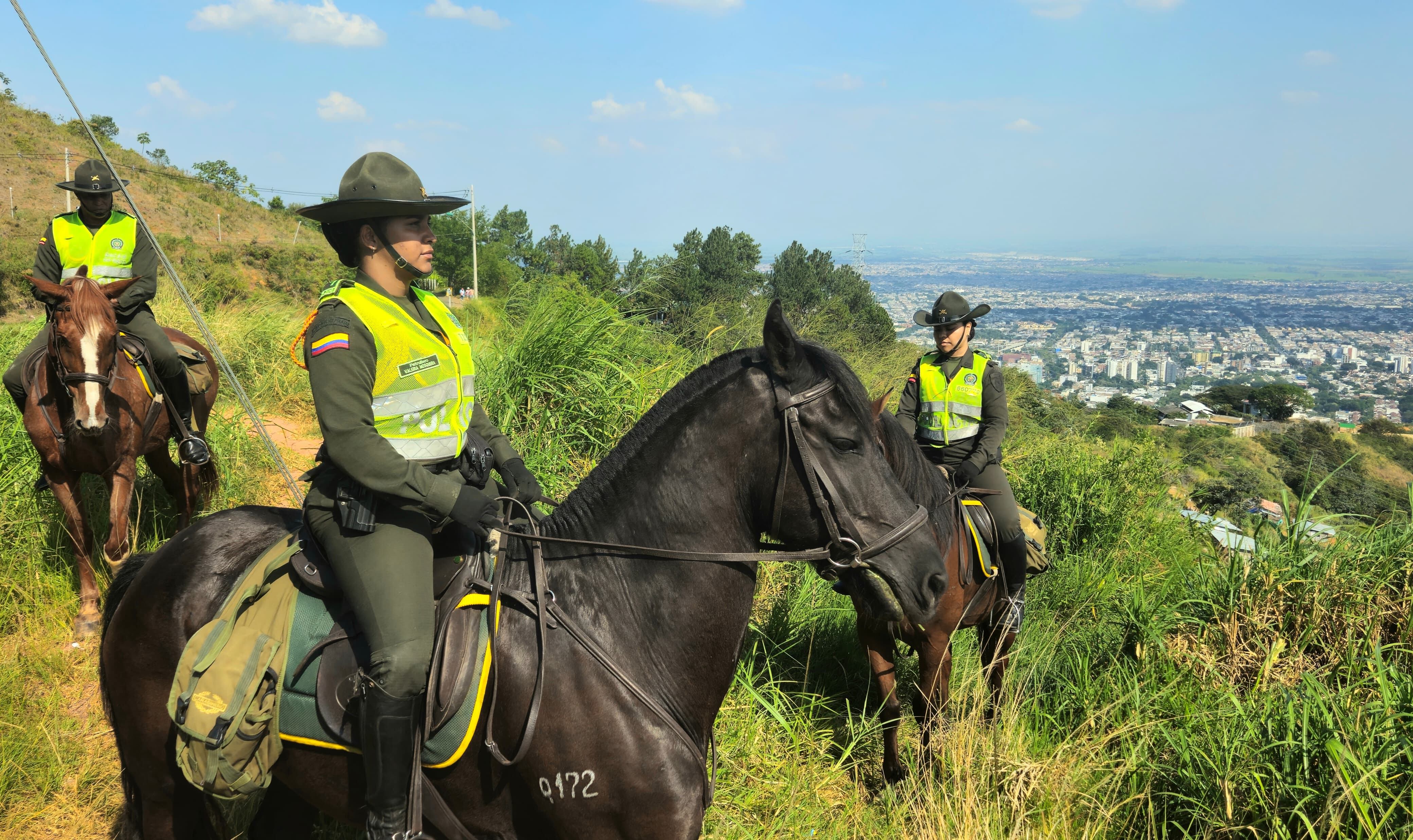 Carabineros de la policía patrullan cerros de Cali para prevenir quemas e incendios forestales. Se intensificó la vigilancia del Cerro de las tres cruces, el cerro de la bandera y Cristo Rey.