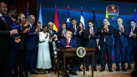 El presidente de EE. UU., Donald Trump, junto a los mandatarios de Argentina, El Salvador, Chile, Ecuador, Trinidad y Tobago, Paraguay, República Dominicana, Bolivia, Panamá, Guyana, Honduras y Costa Rica, integran la nueva alianza de seguridad y lucha contra el narcotráfico, el Escudo de las Américas.