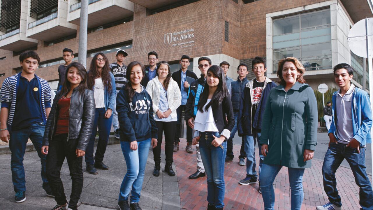 Desde la semana pasada, la Universidad de los Andes, una de las mejores del país, le abrió sus puertas a 624 estudiantes de bajos recursos becados, un tercio de todos los admitidos. En la foto están 16 de esas nuevas caras de regiones tan distintas como San Vicente del Caguán, Pasto, Neiva y Chiquinquirá.