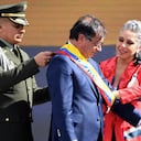 La senadora colombiana María José Pizarro (D) pone la faja presidencial al nuevo presidente de Colombia Gustavo Petro (C) durante la ceremonia de toma de posesión en la plaza de Bolívar en Bogotá, el 7 de agosto de 2022.