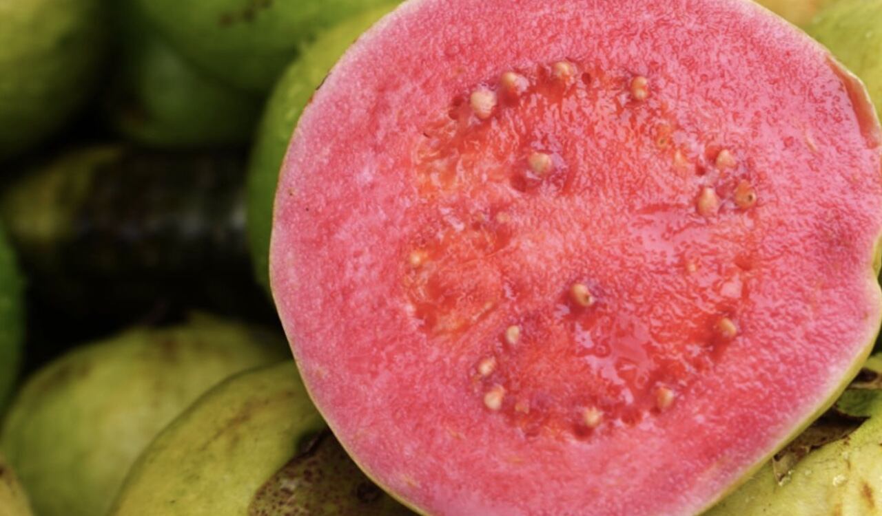 La guayaba es una gran aliada para la buena salud de la piel.