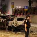 Un miembro de las fuerzas de seguridad israelíes se encuentra junto a una calle llena de escombros en Tel Aviv, después de ser alcanzado por un cohete disparado por militantes palestinos desde la Franja de Gaza.