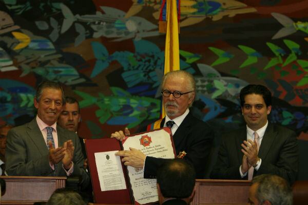 La Cámara de Representantes condecoró a Fernando Botero por sus 80 años de vida. Telésforo Pedraza y Simón Gaviria lo acompañaron lado a lado. 