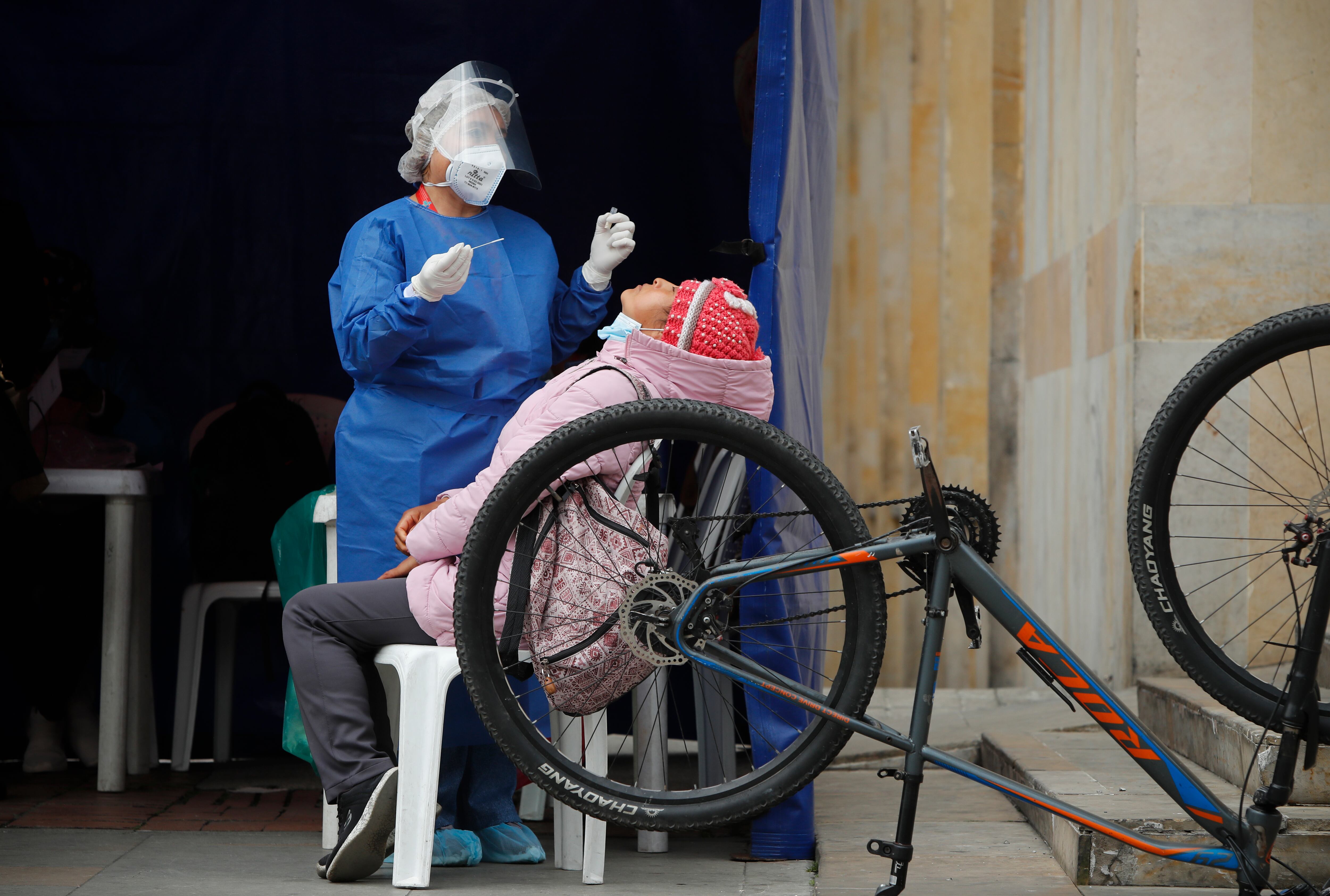 Pruebas PCR gratis de la Secretaría de Salud de Bogotá  para detectar el Covid 19 cuando la cepa Ómicron es la dominante.
Bogotá enero 13 del 2022
Foto Guillermo Torres Reina / Semana